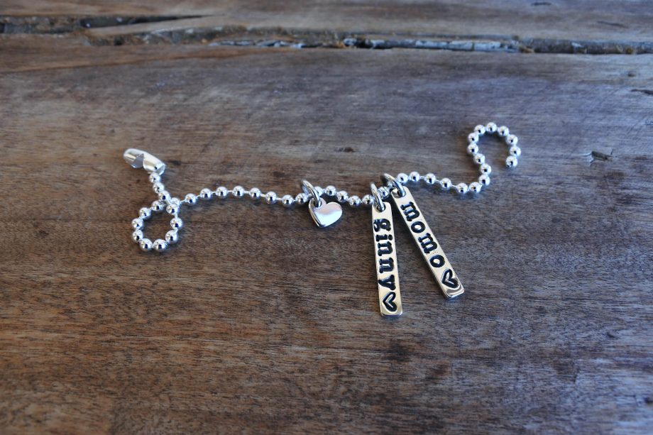 Bracciale ciondoli cuore e due targhette in argento 925